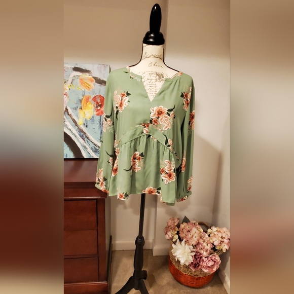 LOFT Tops - Loft Women Green Floral Long Sleeve,Round Neck With V Cut, Size M.